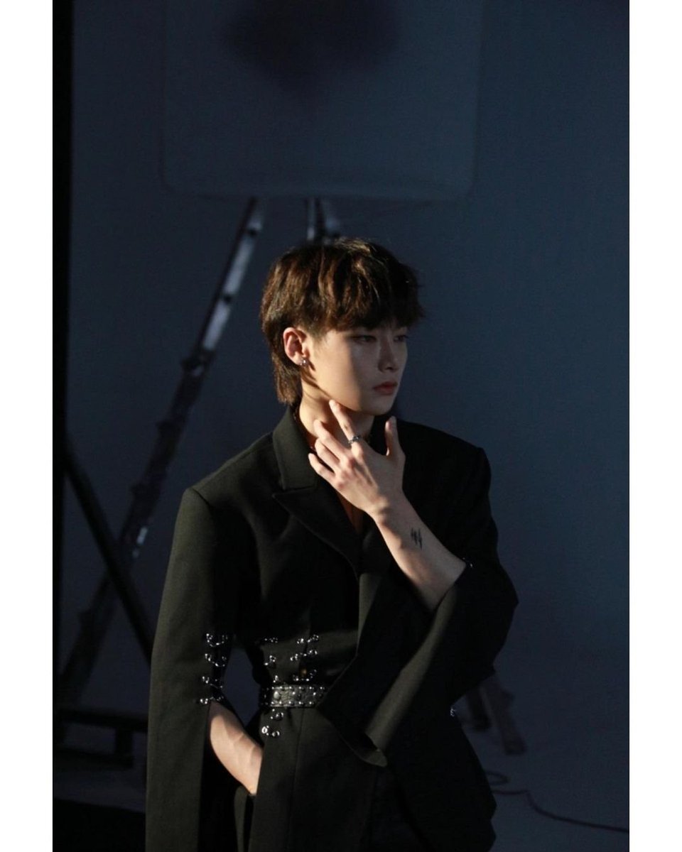 ZenOt23's tweet photo. وێنەی جیۆنگین لە پشت دیمەنەکانی نمایشی thunderous بە ڤێرژنی چاپانێ
-
-
#straykids #skz_kr https://t.co/V7QPkH3ph2
