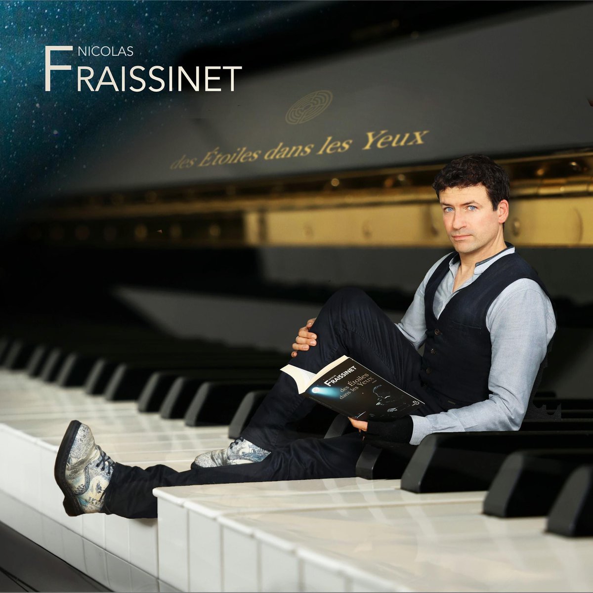 _lechemin_'s tweet photo. Des Etoiles dans les Yeux ! Le nouvel album de Nicolas @_fraissinet_ est juste magnifique 🌟🌟🌟 ! A écouter au plus vite et à PARTAGER 😊 #12clipspour12chansons #fraissinet #poète #pianiste #desetoilesdanslesyeux #roman #pianiste #editionsbelfond #preauxmoines #concert https://t.co/SP1qp3tXod