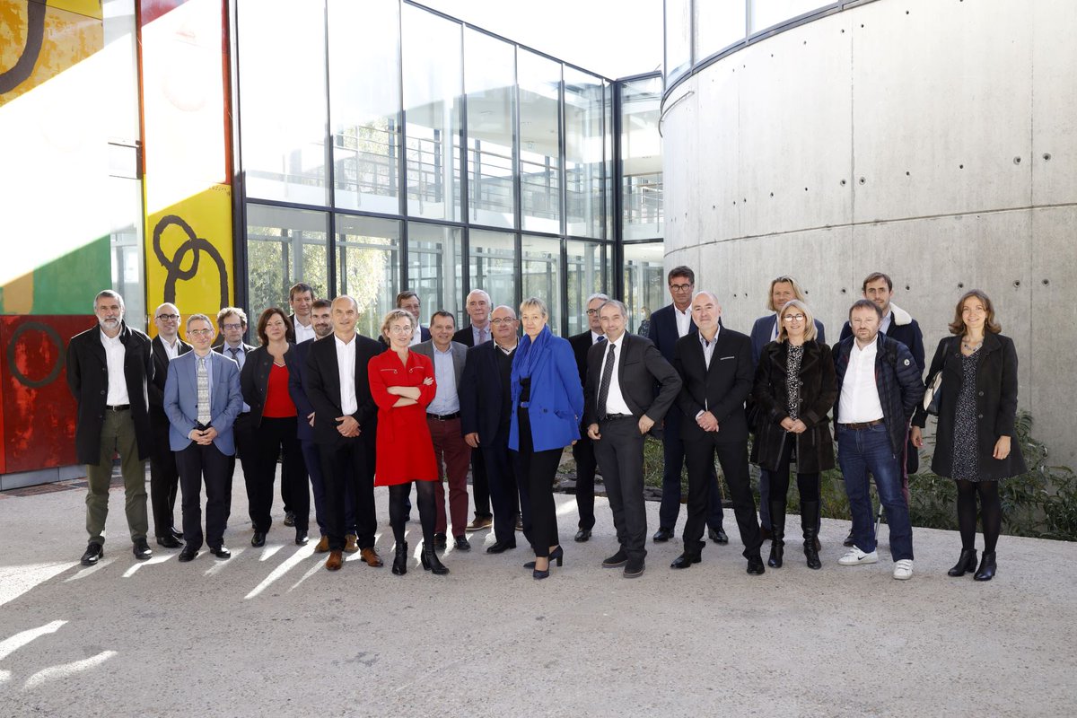 UCAuvergne's tweet photo. #SimatLab, le laboratoire de recherche sur la modélisation des matériaux du futur, créé en 2017 et réunissant l'@UCAuvergne, @Michelin et le @CNRS_dr07 accélère son développement avec un nouveau partenaire : le @CHUClermontFd
Plus d'infos ➡️ https://t.co/5WIQOYyXlA https://t.co/4bWtmcDddx