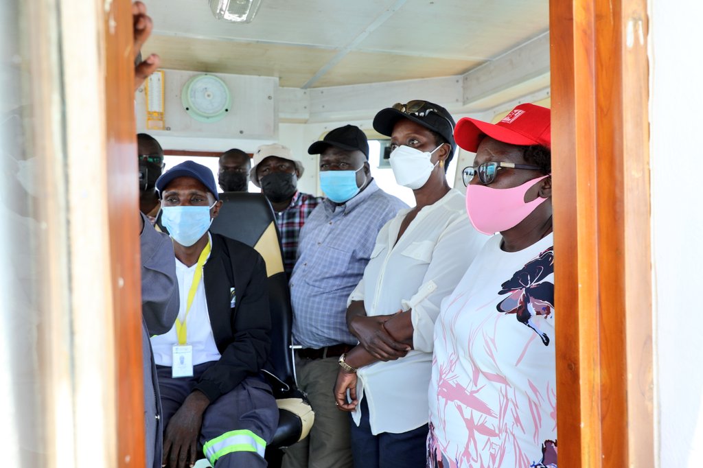 UNRA_UG's tweet photo. #LangoInspection : Hon. Judith Alyek, Woman MP, Kole Dist & Chairperson Lango Parliamentary Forum, @UNRA_ED meet along Nakasongola—Amolatar ferry route on L. Kyoga. The team is crossing into Amolatar to meet other MPs for the inspection of roads in Lango Sub-region. https://t.co/diUY7VmJyH