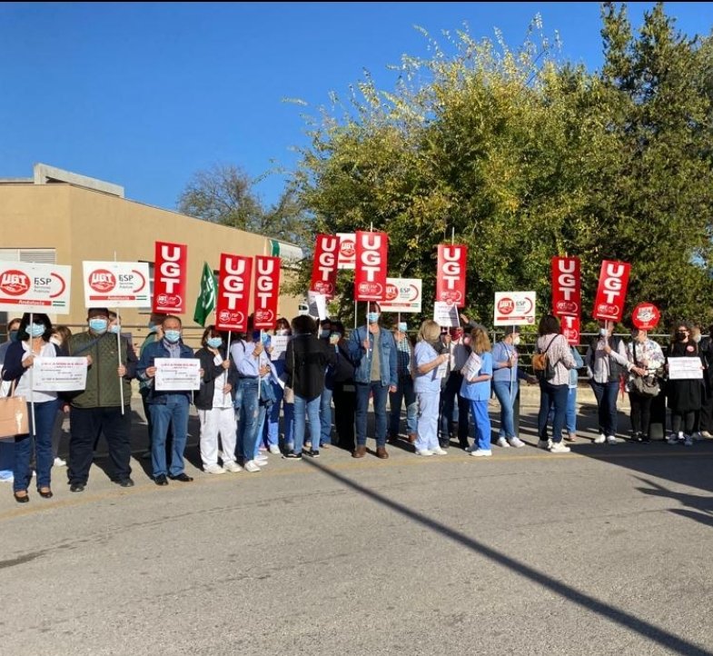 @ugtserviciospublicos Jaén sector sanidad, concentración en el día de hoy en el Hospital de Ubeda, hemos pasado del culto al insulto, exigimos la contratación de los/as 8.000 compañeros/as que se van a quedar sin contratos el 1 de noviembre.