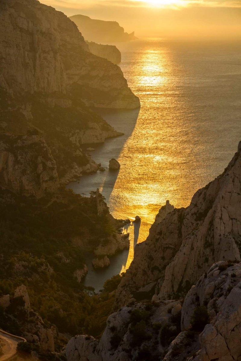 Lever de soleil sur Sugiton...🌞🤩
Cette photo fait partie du calendrier 📅  " Bienvenue à Marseille 2022" en vente sur : bienvenueamarseille.com