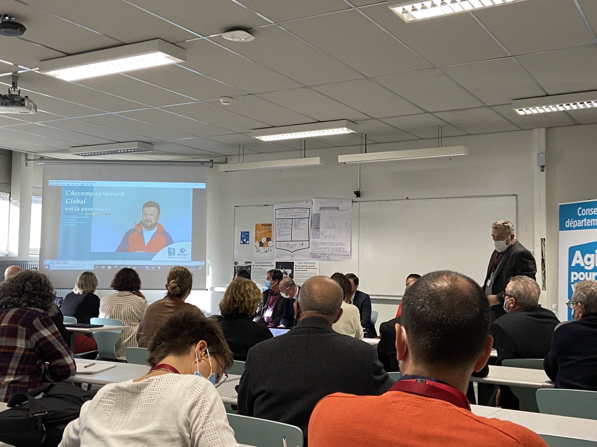 Participation de #poleemloi à la conférence de prévention et lutte contre la #pauvrete au sein de l’école des mines d’#Albi . Merci aux équipes pour leurs interventions . Ici l’accompagnement global par le directeur d’agence d’Albi.