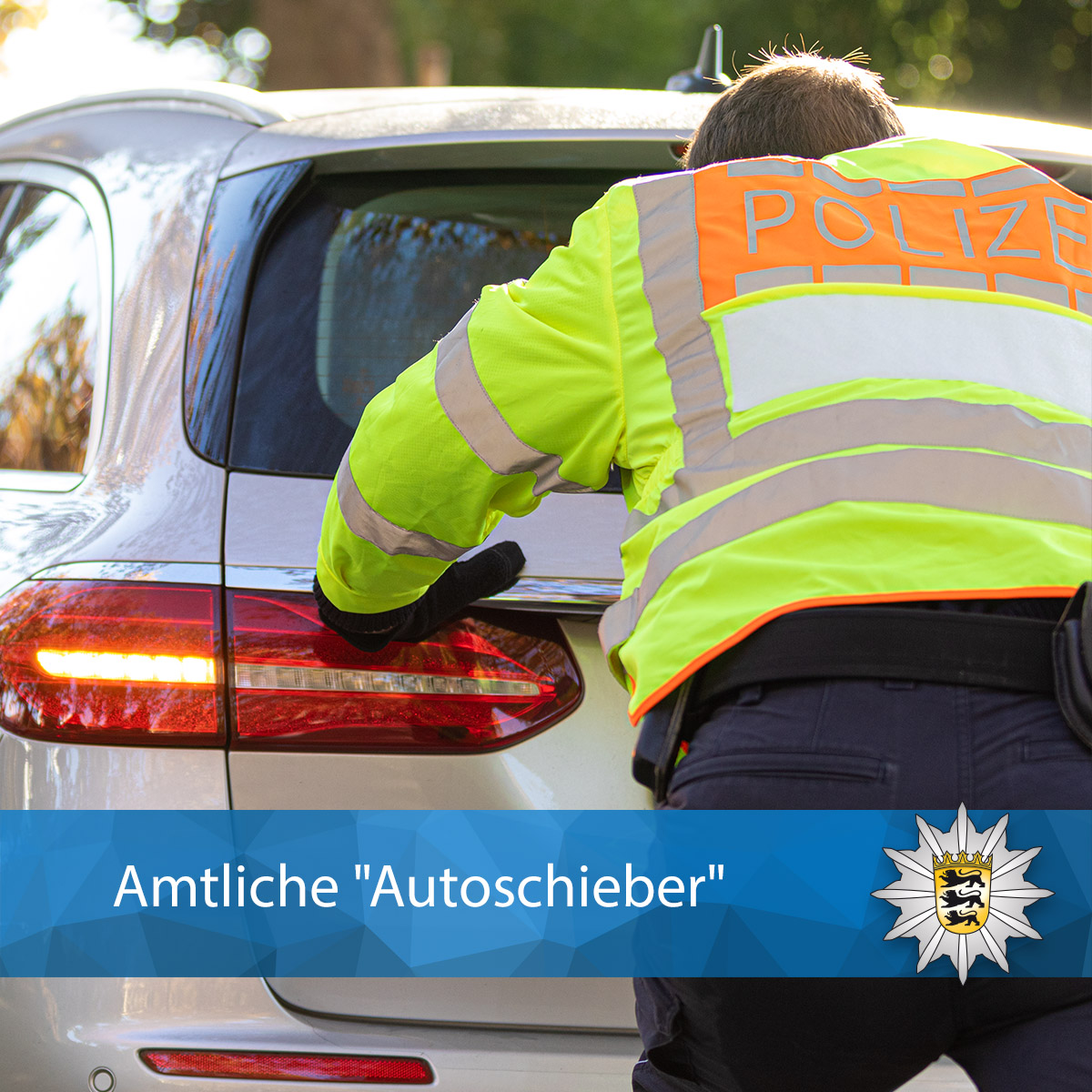 PolizeiFR's tweet photo. #Waldkirch: Amtliche "#Autoschieber" 🚙👮‍♂️

Am 26.10. blieb ein #Autofahrer mit seinem Wagen auf der #B294 liegen. Um einen #Stau zu vermeiden schob das #Streifenteam das Pannenfahrzeug mehr als hundert Meter an eine andere Stelle.  💪😓

Danke für den kraftvollen Einsatz 🙏 https://t.co/nkn8sNfq1f
