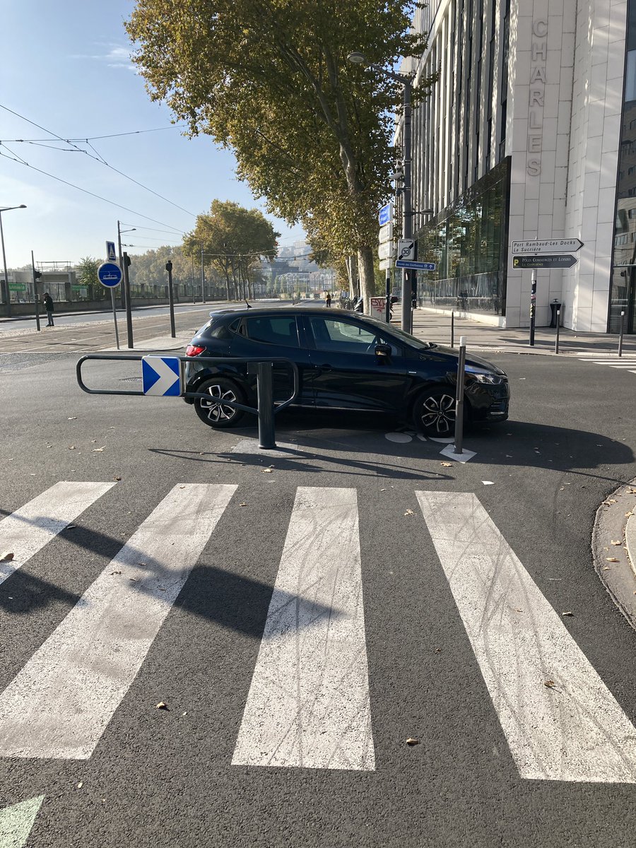 Ces mêmes personnes qui exigent que l’on roule sur les bandes cyclables… #GCUM