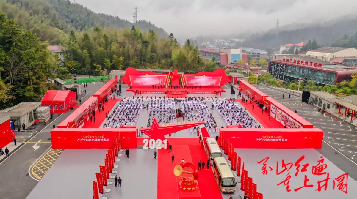 万山红遍，重上井冈，南昌红色文创产品“出圈”受追捧
Thousands of Mountain were red all over, come back to Jinggang. Nanchang's red cultural and creative products "out of the circle" were sought after.