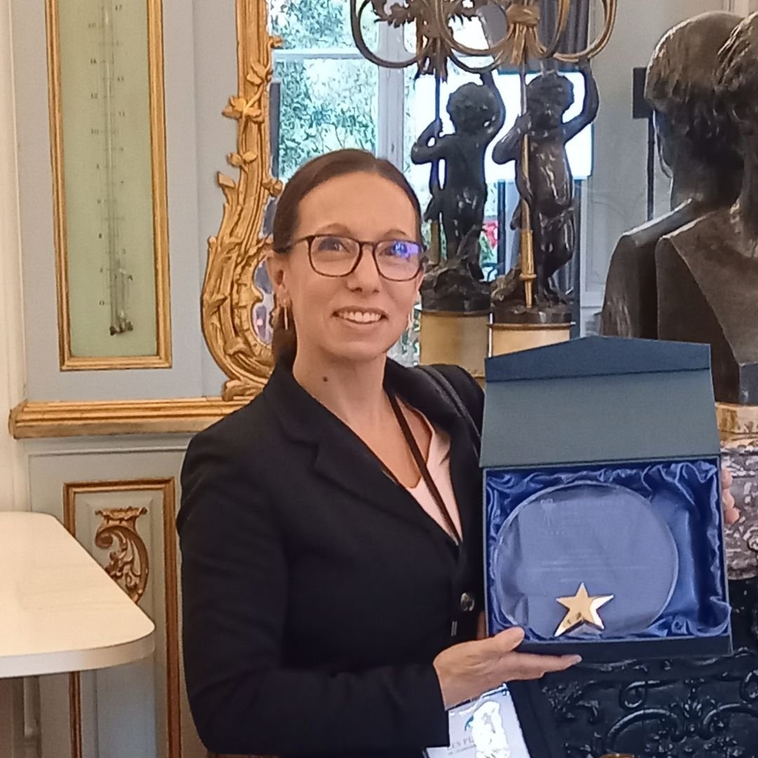 recherche_omnes's tweet photo. Félicitations à @DeharoGaelle, enseignant-chercheur en #droit à l'@ESCE qui a été récompensée parmi les 144 contributions retenues, par une caméra d’or, à l’occasion des Plumes et Caméras de l’économie et du droit

@BLF_Paris #BLFs @omneseducation_  #OmnesEducationResearch https://t.co/cr4SxHCZhs