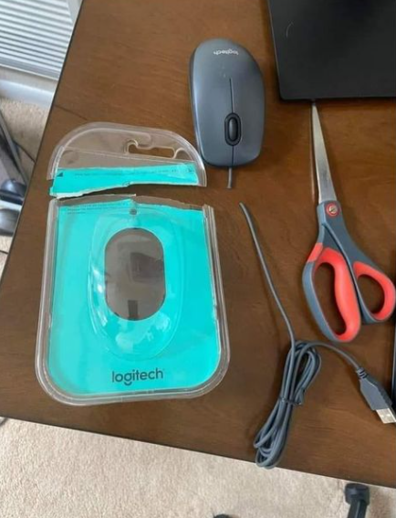 CosasDeHackers's tweet photo. -"espera, que llamo a mi cuñao que es 'informático' que estas cosas es mejor que las haga un profesional"

#wireless https://t.co/Ui9IVmtxiK