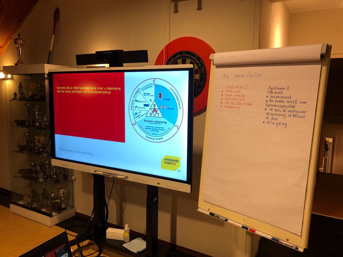 BrandweerNMD's tweet photo. Regionaal oefenprogramma casuïstiek basisprincipes, zijn wij gestart met een gesprek over human factors bij de brandweer. En blijf tijdens incidenten nieuwsgierig en achterhaal de feiten #humanfactors #herkenning #vangnet #menselijkefactoren #fabcm https://t.co/ywjZc6NzAG