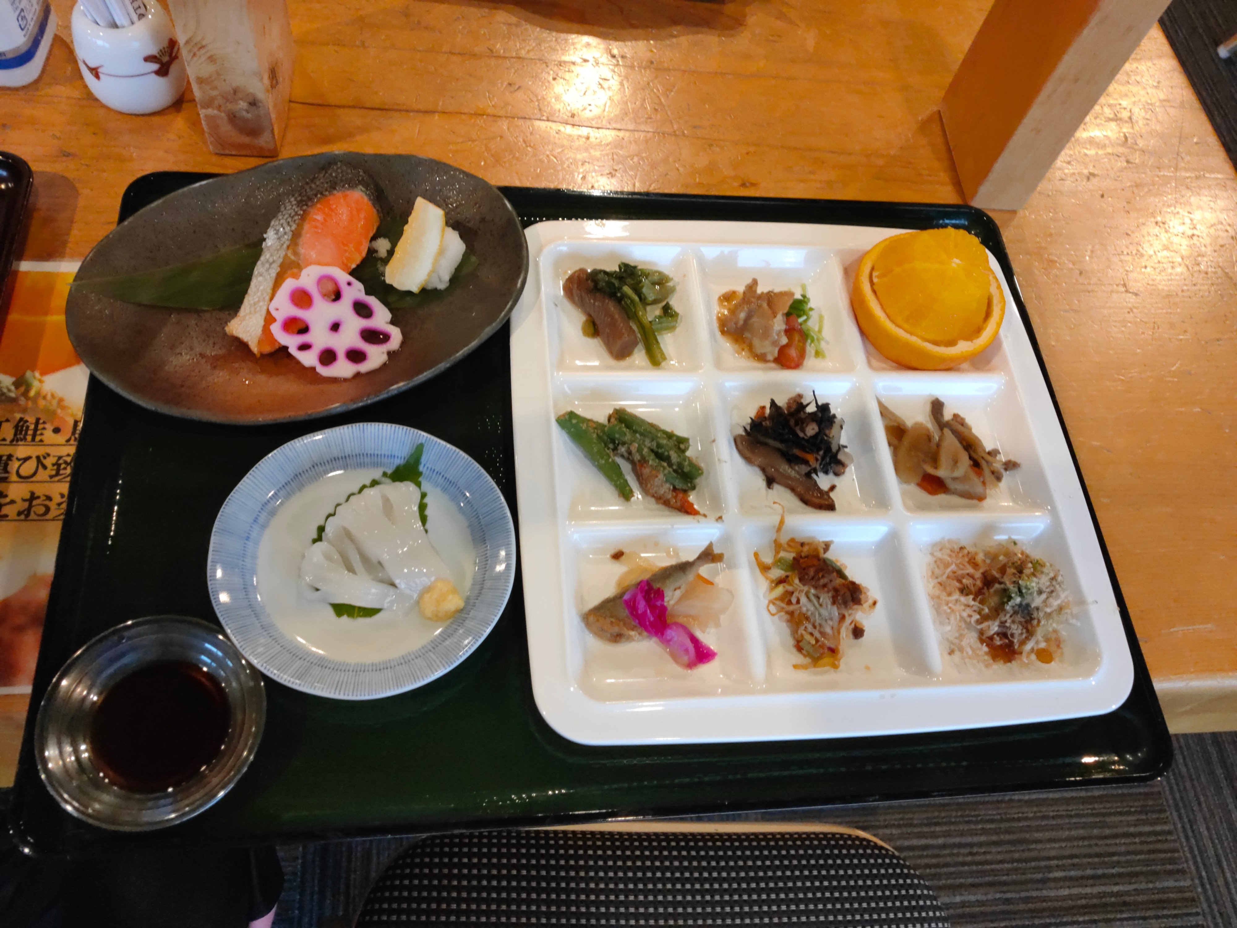 Daichan 彼女と1泊2日の温泉旅行 三笠天然温泉太古の湯スパリゾート 行ってきました 夕飯無しのプランだったので この前 じゃらんで放送してた とりめしなどを 道の駅やイオンで購入して 朝食は和御膳付きでした 北海道 三笠市 太古の湯スパ