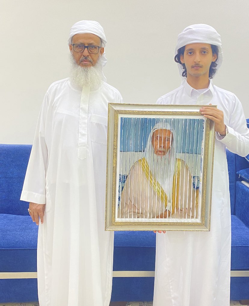 i6l00's tweet photo. اليوم القمر يبتسم والنجوم تزدان بالجد والمثابرة فقد تحققت آمالي .. فها هو تاج العلم قد توجت به وقت نلت ماكنت ارجيه من تعب الليالي .. فالحمدلله دائمًا وأبدًا 

بعد ماوصل سعر النسخة الأصلية ٧٥ ألف
أهديتها للوالد الشيخ : 
علي بن حاسن أطال الله في عمره 💚 https://t.co/RJ4pksFKUW