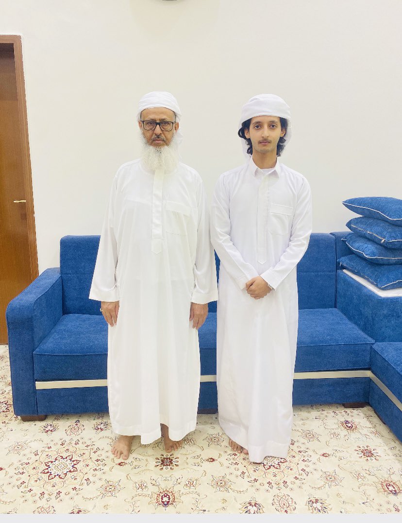 i6l00's tweet photo. اليوم القمر يبتسم والنجوم تزدان بالجد والمثابرة فقد تحققت آمالي .. فها هو تاج العلم قد توجت به وقت نلت ماكنت ارجيه من تعب الليالي .. فالحمدلله دائمًا وأبدًا 

بعد ماوصل سعر النسخة الأصلية ٧٥ ألف
أهديتها للوالد الشيخ : 
علي بن حاسن أطال الله في عمره 💚 https://t.co/RJ4pksFKUW