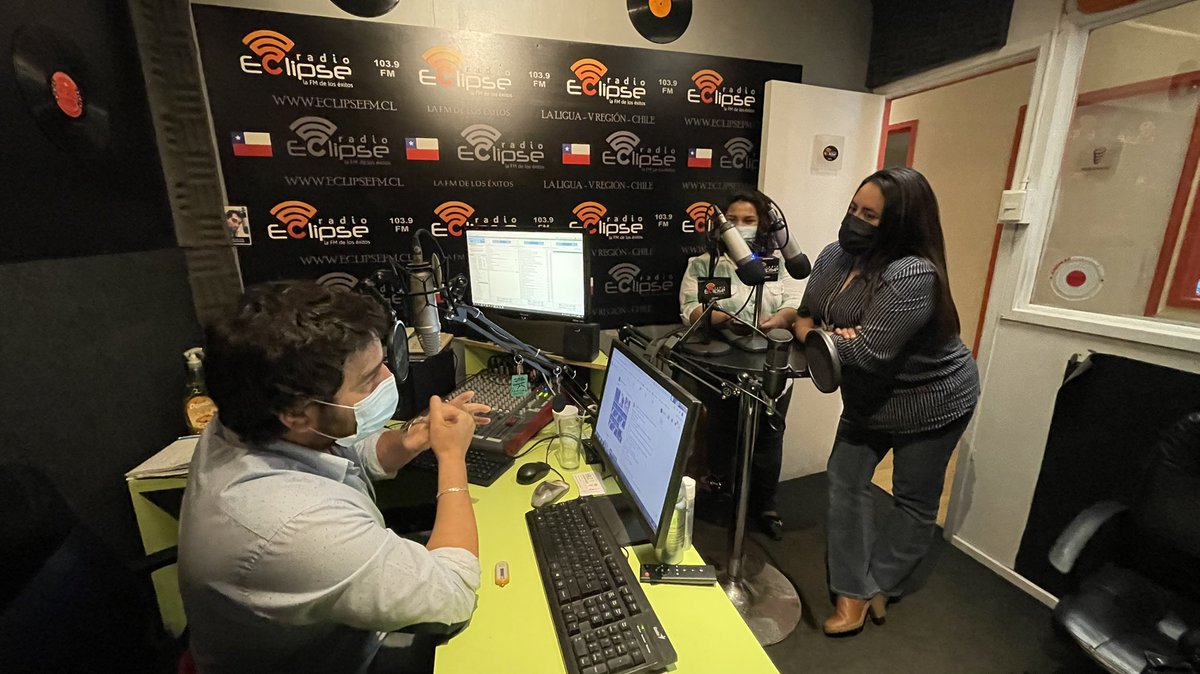 voceriavalpo's tweet photo. 📍La Ligua| Junto al equipo de Fondos Concursables llegamos hasta #RadioEclipse, para realizar el seguimiento al proyecto “Ellas Hablan” financiado gracias al #FondoDeMedios 2021. https://t.co/mdfftfks8S