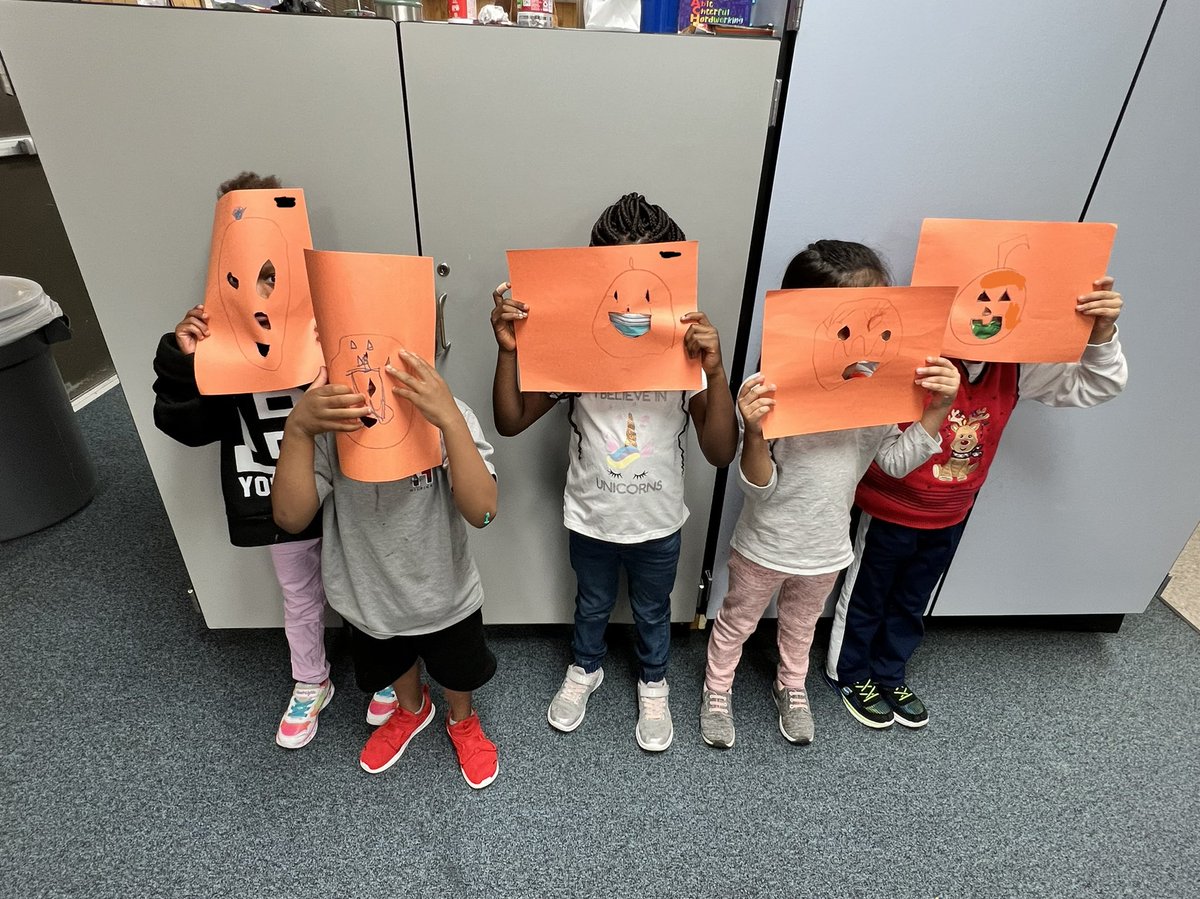 GarzaClass's tweet image. Yesterday, we made some pumpkin masks and I think they definitely understood the assignment 😆 
To tie in some lessons, we talked about the color of pumpkins and what shapes we could use to make eyes and teeth!
@MRobinsonElem #FunArtActivities #Individuality #CreateAndLearn
