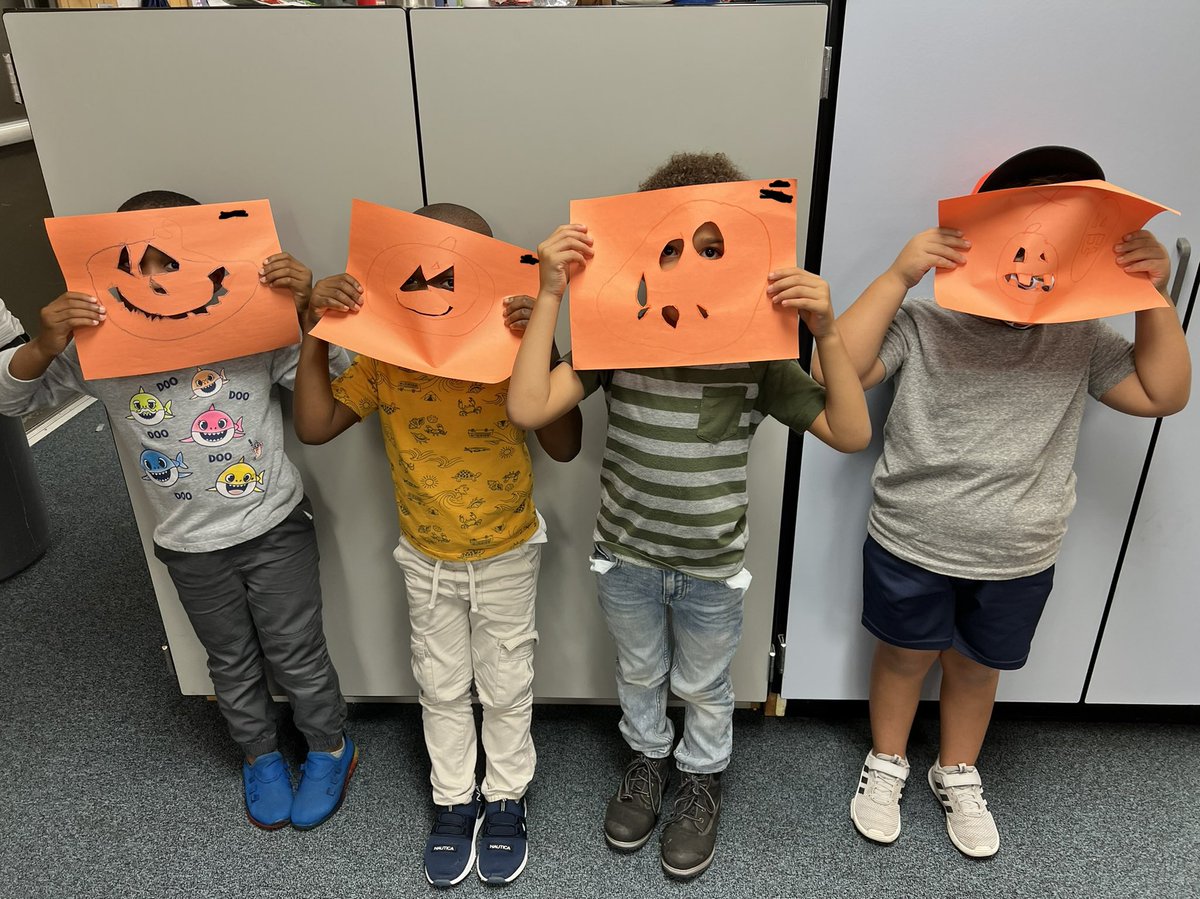 GarzaClass's tweet image. Yesterday, we made some pumpkin masks and I think they definitely understood the assignment 😆 
To tie in some lessons, we talked about the color of pumpkins and what shapes we could use to make eyes and teeth!
@MRobinsonElem #FunArtActivities #Individuality #CreateAndLearn