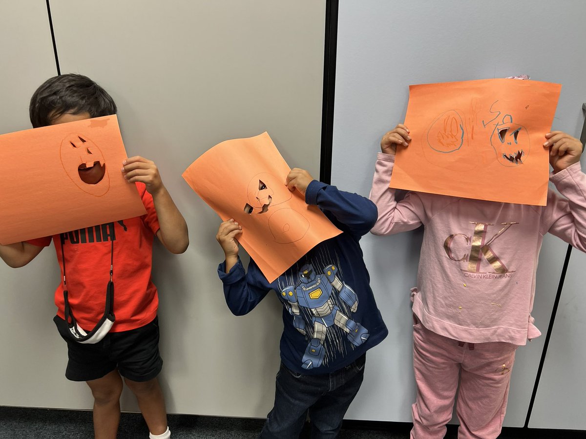 GarzaClass's tweet image. Yesterday, we made some pumpkin masks and I think they definitely understood the assignment 😆 
To tie in some lessons, we talked about the color of pumpkins and what shapes we could use to make eyes and teeth!
@MRobinsonElem #FunArtActivities #Individuality #CreateAndLearn