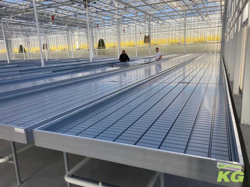 KG Systems is busy with the assembling of 9.900 m2 of roll top and fixed benches at a nice project in Maasdijk.

KG Systems is bezig met de montage van 9.900 m2 rol en vaste tafels bij een mooi project in Maasdijk.