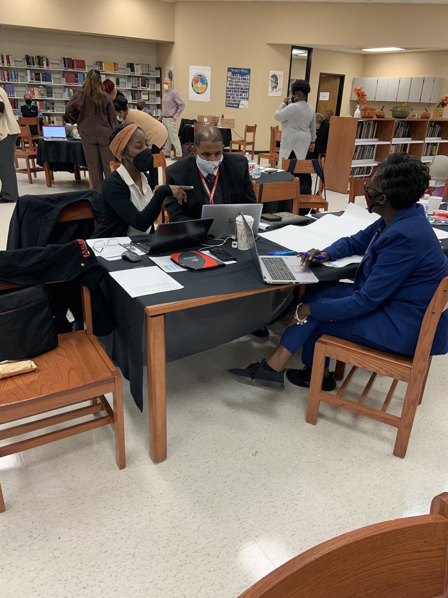 Rodriguezyg2's tweet photo. HS Leaders in the work! https://t.co/Emd3kcubOk