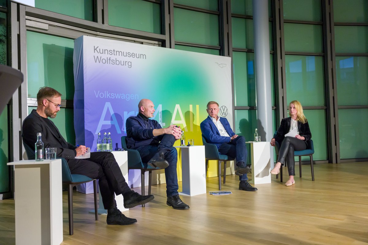 KunstmuseumWOB's tweet photo. Wie bewegen wir uns in Zukunft? Darüber haben wir gestern bei #vwart4all mit Siegfried Knecht von @Airbus  und Zukunftsforscher Prof. Stephan Rammler gesprochen. Zudem gab's wieder kostenlos Führungen und einen Workshop!
https://t.co/hCo3YEATEI https://t.co/8YQqq69837