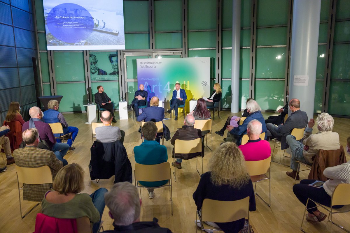 KunstmuseumWOB's tweet photo. Wie bewegen wir uns in Zukunft? Darüber haben wir gestern bei #vwart4all mit Siegfried Knecht von @Airbus  und Zukunftsforscher Prof. Stephan Rammler gesprochen. Zudem gab's wieder kostenlos Führungen und einen Workshop!
https://t.co/hCo3YEATEI https://t.co/8YQqq69837