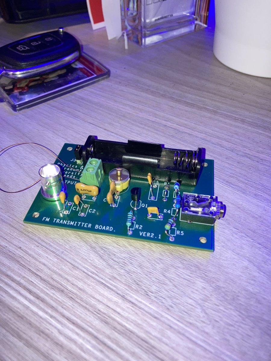 piizzatime's tweet photo. bonsoir twitter i have returned, put together and soldered an fm transmitter board at uni today :) https://t.co/VWbjgcwGur