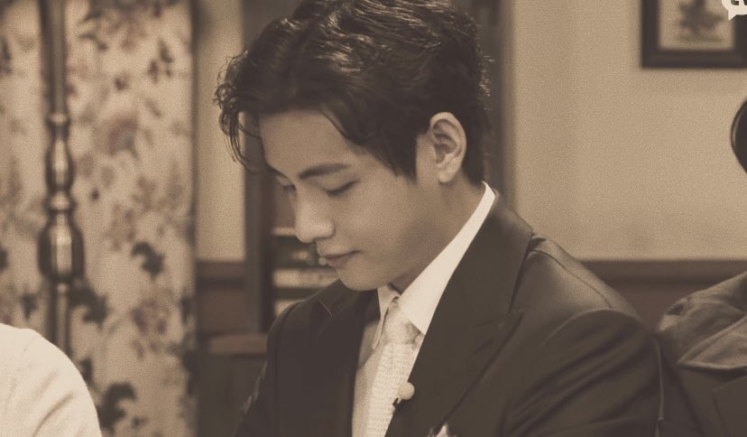 คุณเเทฮยองใส่สูททีไร เขาให้ vibes เหมือนผู้ชายยุค 1920s มากจริงๆนะ ยิ่งใส่ฟีลเตอร์ vintage คือยิ่งดูดีเข้าไปใหญ่เลย มีเสน่ห์ไปหมด