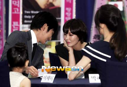 lydialiem's tweet photo. #이준기 with #KimSoYeon #ParkHaSun #LeeChaeMi #김소연 #박하선 #이채미 #투윅스 https://t.co/gFYJHnM40m