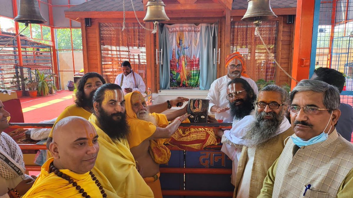 ShriRamTeerth's tweet photo. Today at Shri Ram Janmabhoomi Mandir, High Commissioner and Ministers of Srilanka donated a shila from Sita Mandir, Ashok Vatika to Pujya Sant-Mahapurush of Ayodhya. https://t.co/V5qhjhJYhV