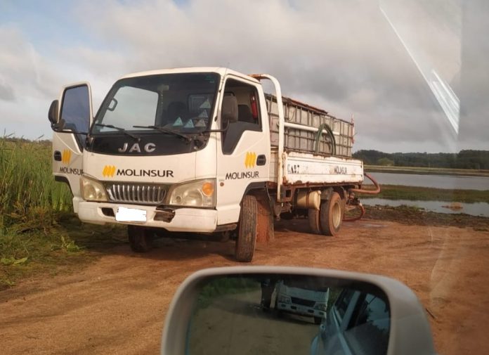 emekavoces's tweet photo. 🔴🇺🇾 #Maldonado #LagunaDelDiario | #Grave | Denuncian que camiones cisterna de las empresas #Molinsur y #Solstar extraen agua de Laguna del Diario.
El edil colorado @garateguy8 presentó la denuncia para dar cuenta de la situación que se da de "lunes a viernes varias veces al día" https://t.co/hMtgcqspaD