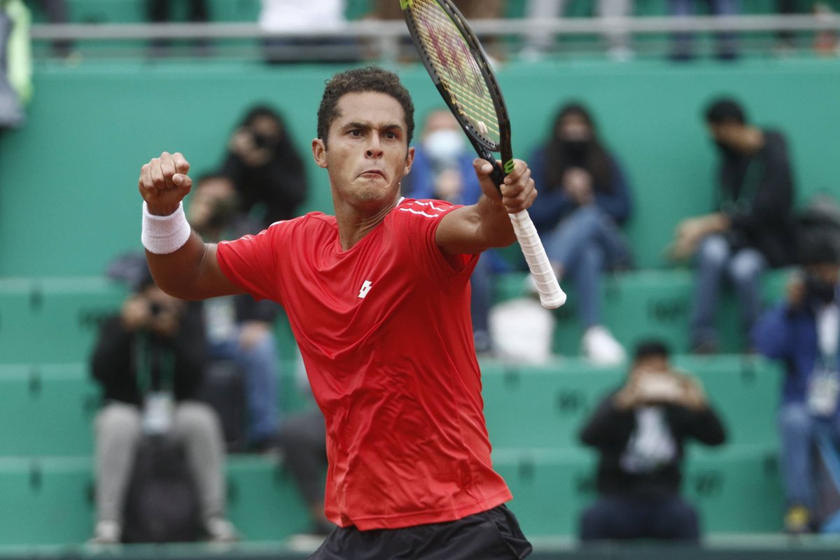 🎾 El #LimaChallenger viene desarrollándose y <a href="/jpvarillas/">Juan Pablo Varillas</a>, nuestra primera raqueta, es el único 🇵🇪 en carrera.

Verlo campeonar en casa es un abrazo que el Perú tiene pendiente con el hombre que 'revivió' al tenis nacional.

Repasamos su camino en este #HiloApuestaTotal 🧵⬇️