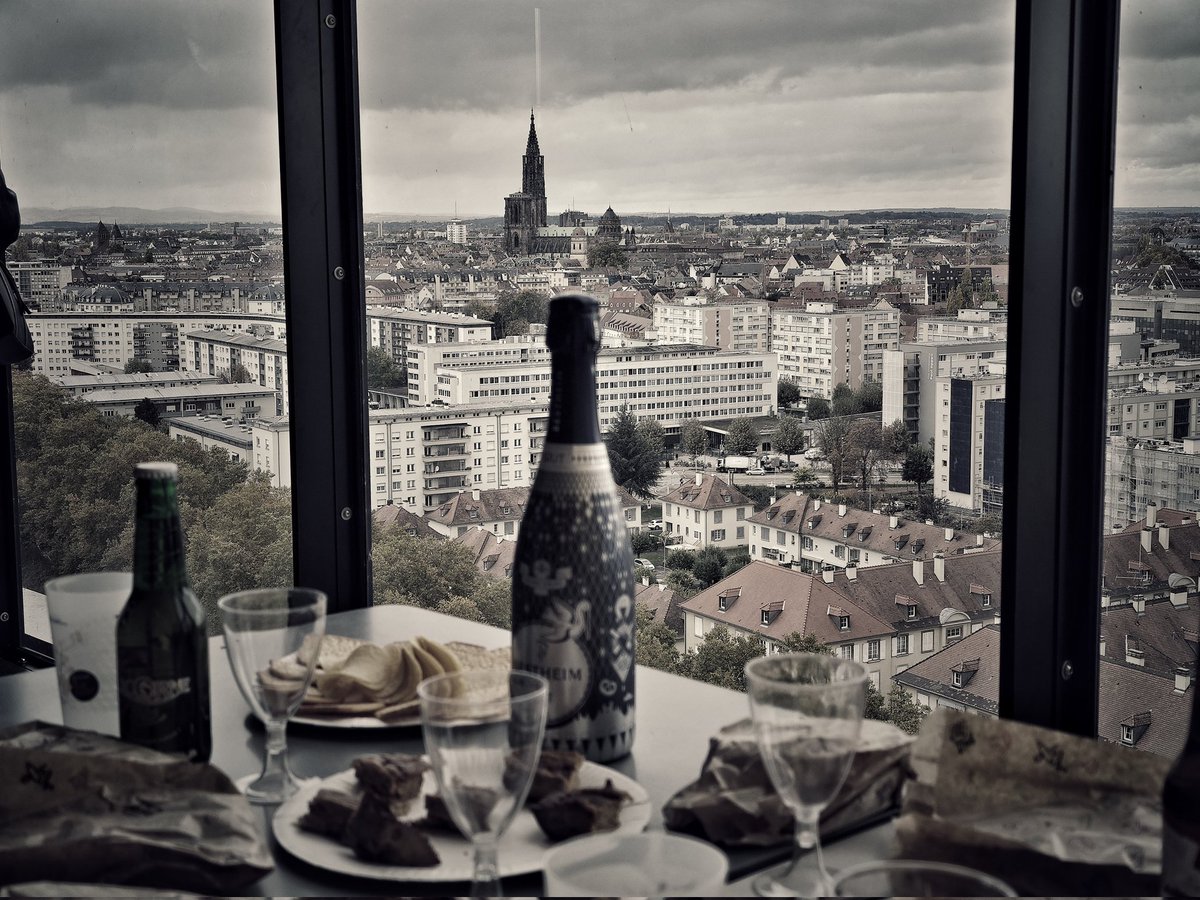 SxbGG's tweet image. #ThrowbackThursday Il y a un an aujourd&apos;hui, à quelques heures d&apos;un reconfinement national, j&apos;organisais mon pot de départ avec mes anciens collègues, suite à ma nomination en tant qu&apos;ingénieur pr le patrimoine bâti de @strasbourg.

La vue vous est offerte par @ElithisGroupe 😍🍾