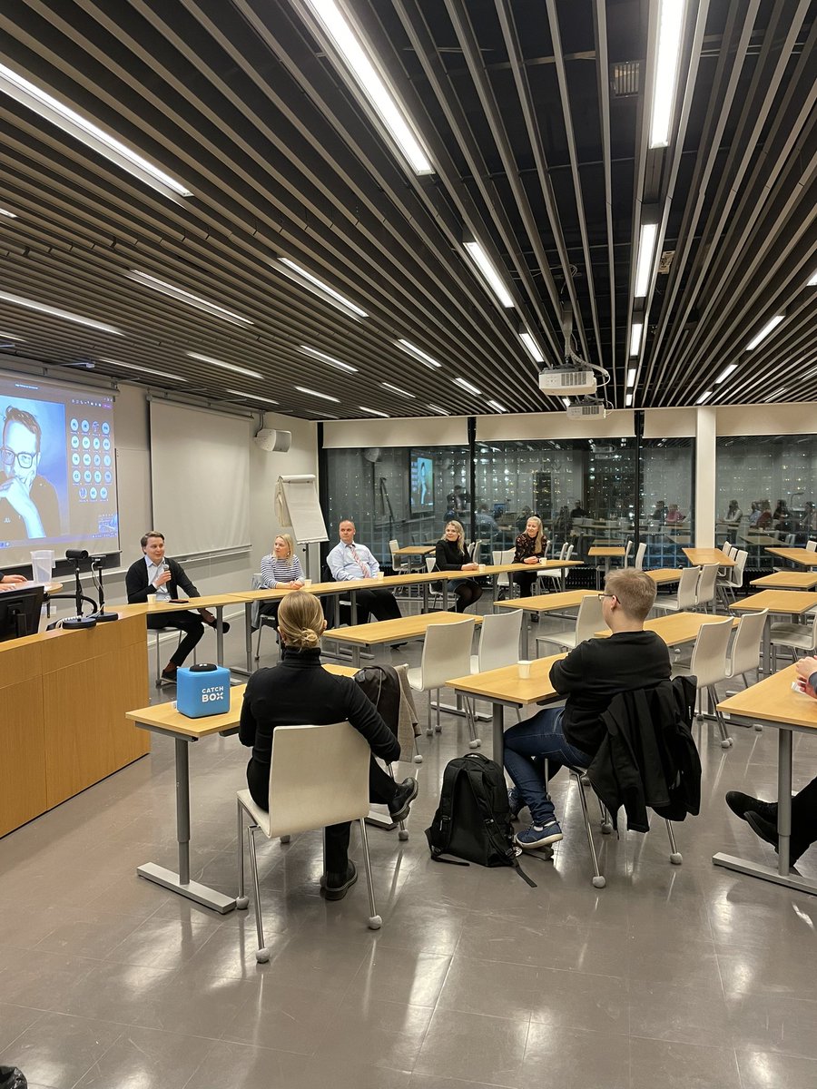 Legiory's tweet photo. Legion vuosijuhlaviikon paneelikeskustelu on käynnissä parhaillaan. Panelisteina vuonna 2021 ovat Anna Hakkarainen, Emmi Muhonen, Matti Kuivalainen, Pauli Liiri, Reetta Vainikainen ja etäyhteyksin Teemu Mäkelä! https://t.co/Lk1mIXDLXH