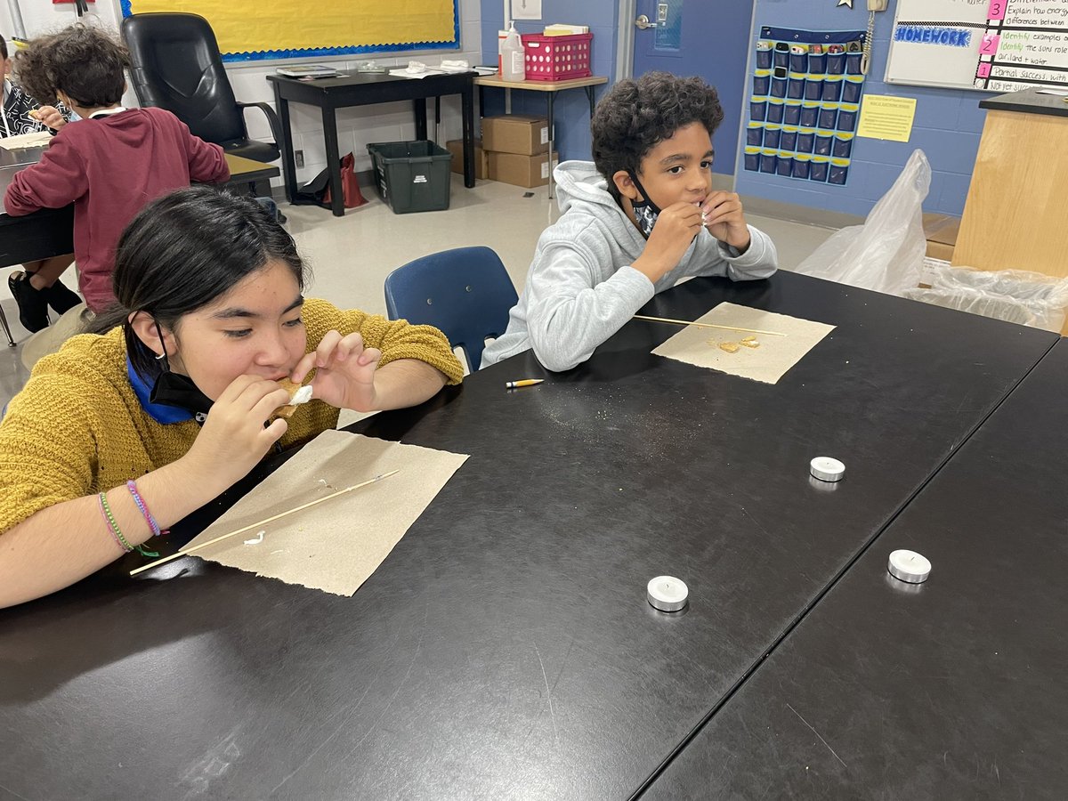 Ms_Pezza's tweet photo. Learning about heat transfer…the delicious way! 😍 #smores @GGM_SOARS https://t.co/LQxUquDRW1