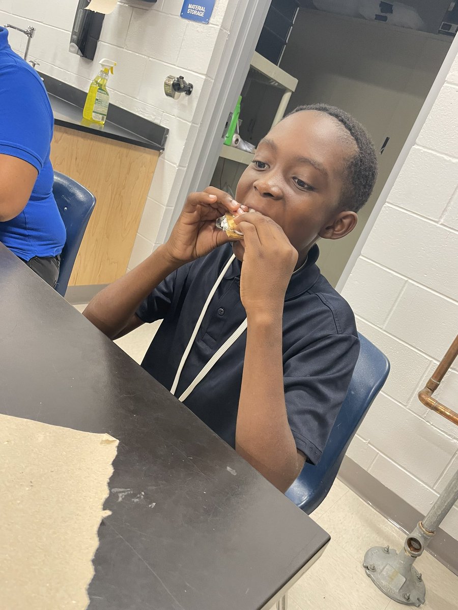Ms_Pezza's tweet photo. Learning about heat transfer…the delicious way! 😍 #smores @GGM_SOARS https://t.co/LQxUquDRW1