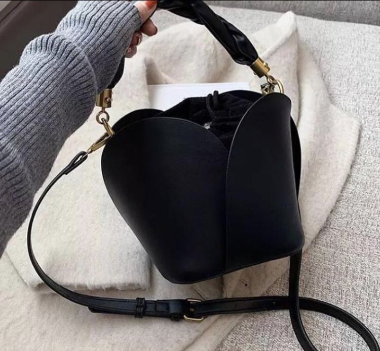 BagsVg's tweet photo. Ladies these bags are available for only R280. Bulk orders are welcome. IG: vg_bags_ Whatsapp: 0718357615 #GirlTalkZA #GirlzTalkZa https://t.co/gPmcbVvx64