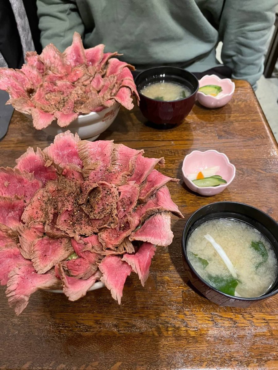 Eatech_titech's tweet photo. 【店紹介】がぶ @武蔵小山
奥：がぶ丼(お肉180g) 1450円
手前：がぶ丼(お肉180g) ご飯大盛り 1550円

なんと言ってもこの見た目！食べる前からニヤけが止まらない！
ローストビーフはブラックペッパーが効いており、めちゃくちゃ美味しい！
ご飯の量は並盛だと割と少なく感じるかも？→ https://t.co/B9XLyBo7TY