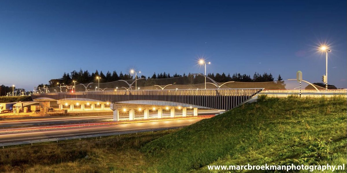 Fraai avondbeeld van kunstwerk Zilverackers over de A67 Veldhoven. Foto: <a href="/Marcbroekman/">Marc Broekman Photography</a> Photography Architectonisch ontwerp:  <a href="/Arc2architecten/">Arc2 architecten</a> BruggenArchitectuur.nl