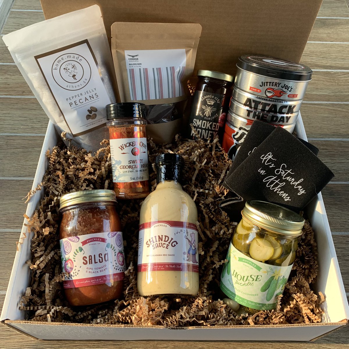 OnlyGAGifts's tweet photo. The 🐶 take on the 🐊 this weekend.

Whether you’re tailgating from home or in Jacksonville, a box full of goodies is always a necessity. 

Order the Ultimate Tailgate Box or build your own and fill up with your Athens favorites!

Shop now at https://t.co/6FCICfWnqX!

#UGAvsUF https://t.co/lObFuwwhfr