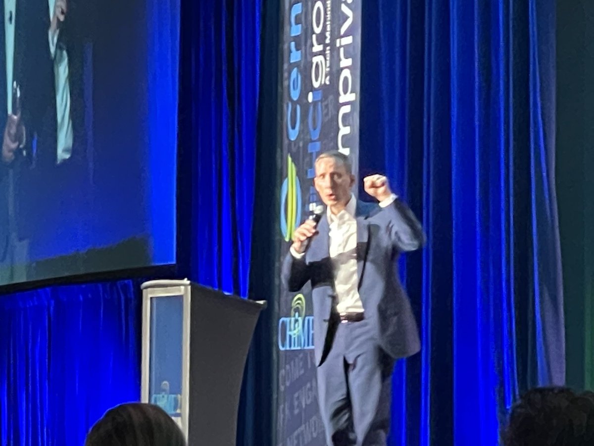 marxtango's tweet photo. One of my mentors accepting CIO of the Year. ⁦@DanielJBarchi⁩ #CHIME2021Fall https://t.co/NlYScZsaK3