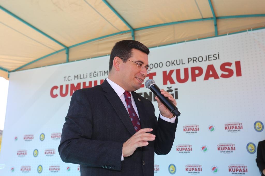 HTutuncu's tweet photo. Cumhuriyet sevincini sevgi ve enerji dolu bir ortamda gençlerle paylaşmak güzeldi. Başarılı öğrencilerimizi ödüllendirdik, gençlere bayram hediyesi olarak yepyeni müjdeler verdik. Altınova'ya yeni okullar, kütüphane ve spor salonu geliyor. https://t.co/UzzgvOeU5i