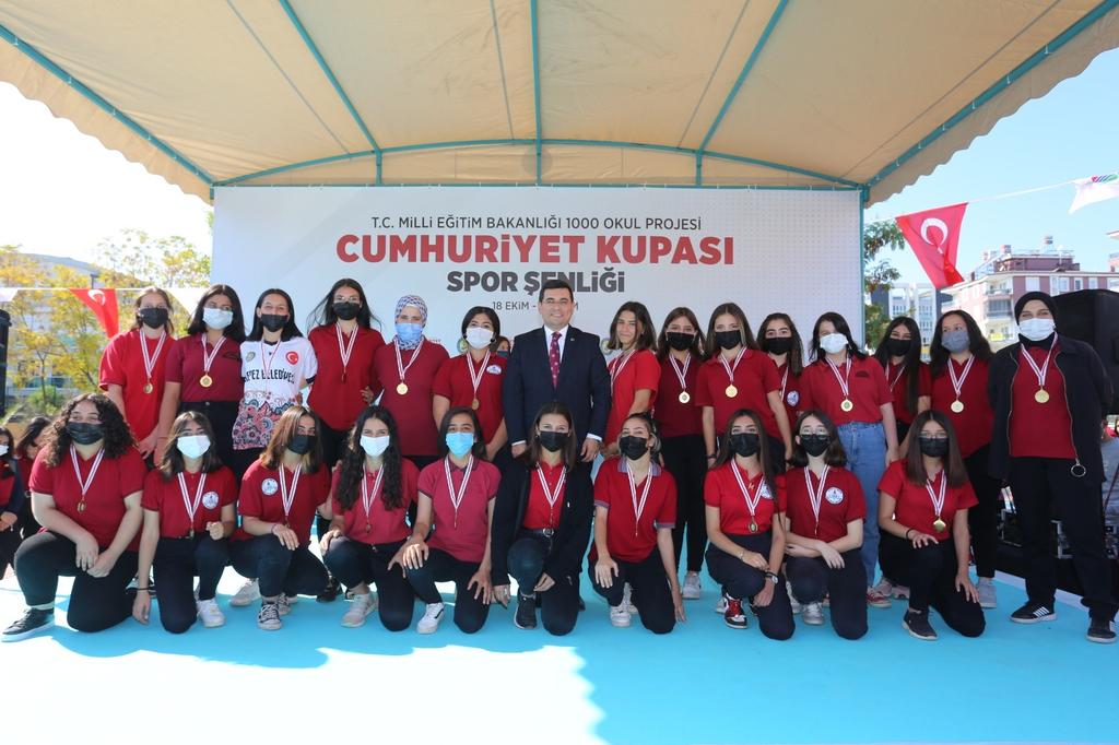 HTutuncu's tweet photo. Cumhuriyet sevincini sevgi ve enerji dolu bir ortamda gençlerle paylaşmak güzeldi. Başarılı öğrencilerimizi ödüllendirdik, gençlere bayram hediyesi olarak yepyeni müjdeler verdik. Altınova'ya yeni okullar, kütüphane ve spor salonu geliyor. https://t.co/UzzgvOeU5i