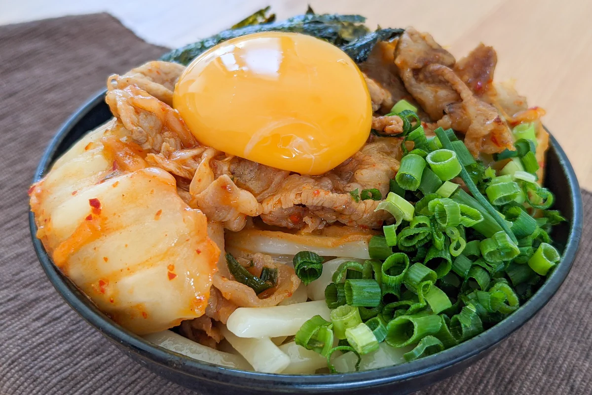キムチのピリ辛味がうどんとよく合いそう！簡単で美味しそうな、うどんレシピ！