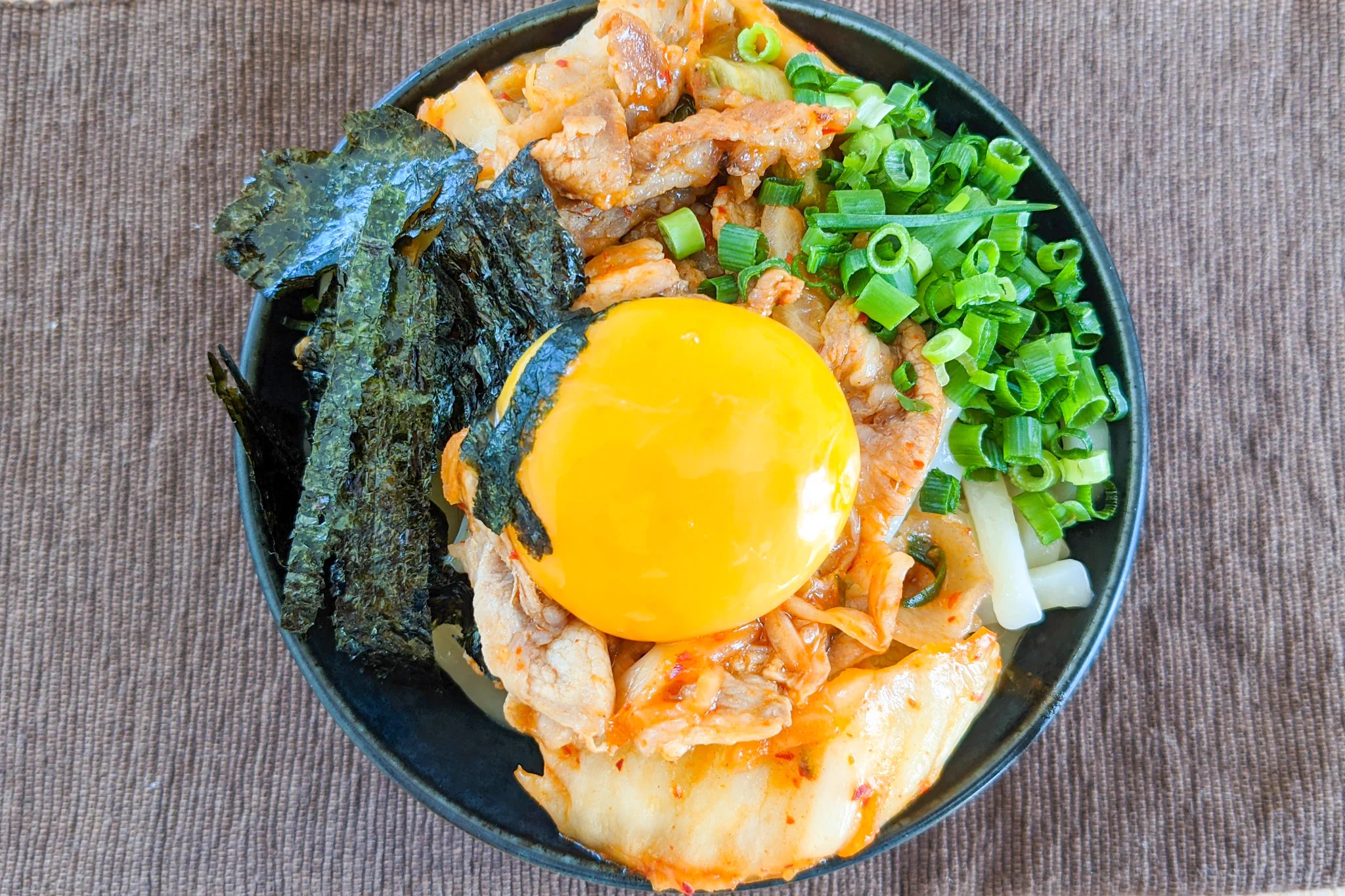 キムチのピリ辛味がうどんとよく合いそう！簡単で美味しそうな、うどんレシピ！