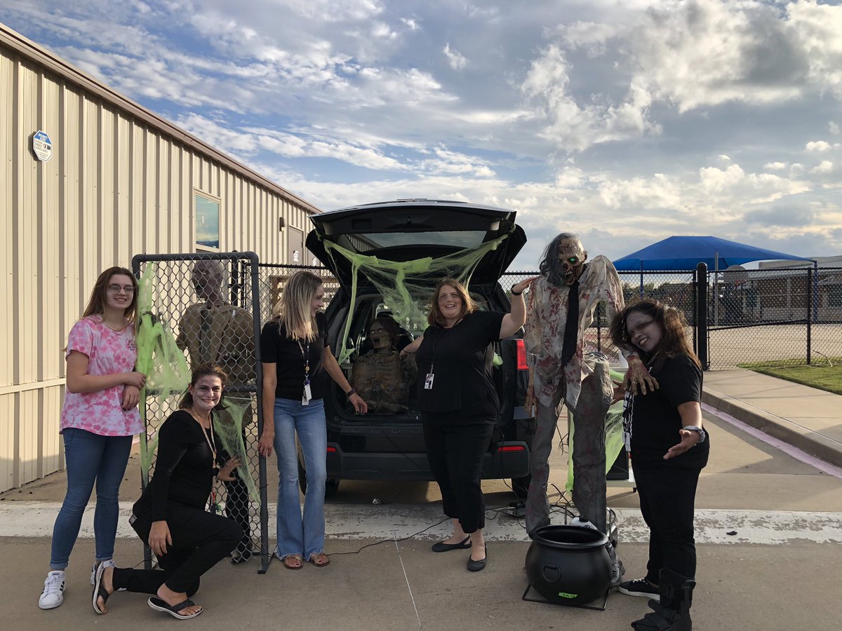 CISDWalker's tweet photo. Congratulations to our 6th grade team who who won our best decorated Trunk at our OFF THA CHAIN Trunk R Treat! @OfficialCISD #imagineourpotential https://t.co/YZWd3s1IPB
