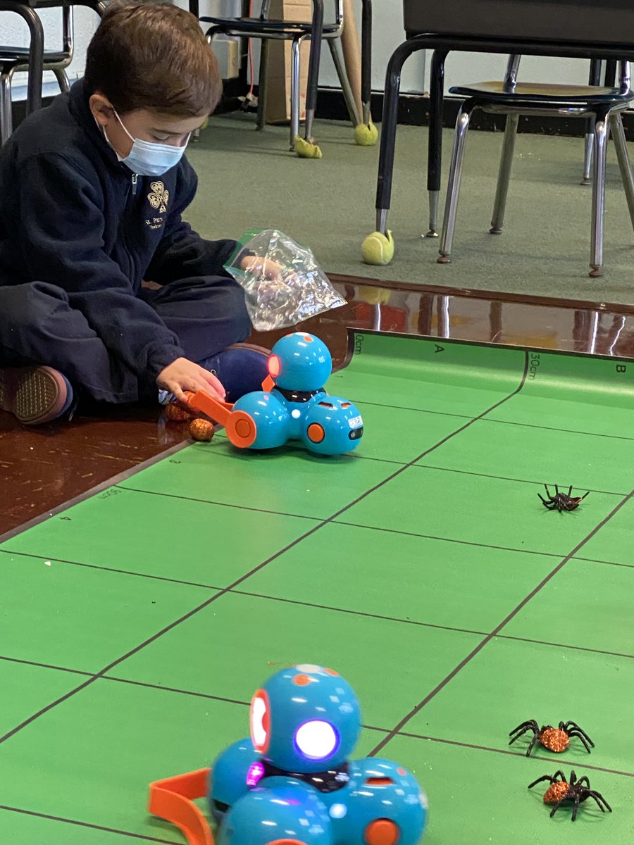 StPatsYorktown's tweet image. Mrs. Wedvik's First grade students used their Dash robots to collect skulls, pumpkins and spiders! Teams had to add up their totals. #StPatsPride @wonderworkshop @BryanLMiller #STREAMschool @ArchNY_Schools @NY_Arch #CatholicSchools #CatholicEducation