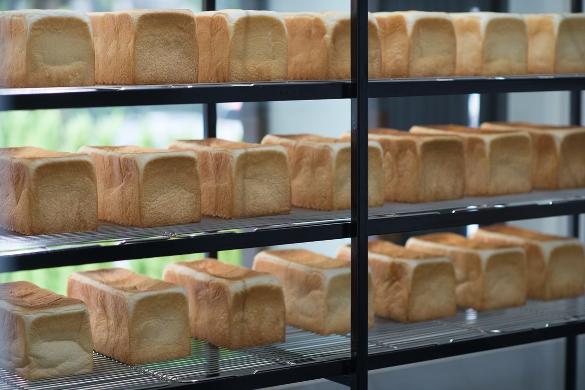 Thookboktor's tweet photo. ดองกิเปิดร้านขาย “โชคุปัง” แล้วว 🍞
การันตรีเนื้อเนียนนุ่มฟูด้วยแป้งสาลี และนมเข้มข้นสูตรพิเศษ อบด้วยเชฟที่มีประสบการณ์ฝึกจากเชฟญี่ปุ่นโดยตรง เมนูหลักของร้าน คือ

ขนมปังนมคิวามิ นามะ โชคุปัง
➰ โลฟละ 156฿ ครึ่งโลฟ 78฿

ขนมปังนมฮอกไกโดคิวามิ นามะ โชคุปัง
➰ โลฟละ 189฿ ครึ่งโลฟ 95฿ https://t.co/yhgHlpAbpR