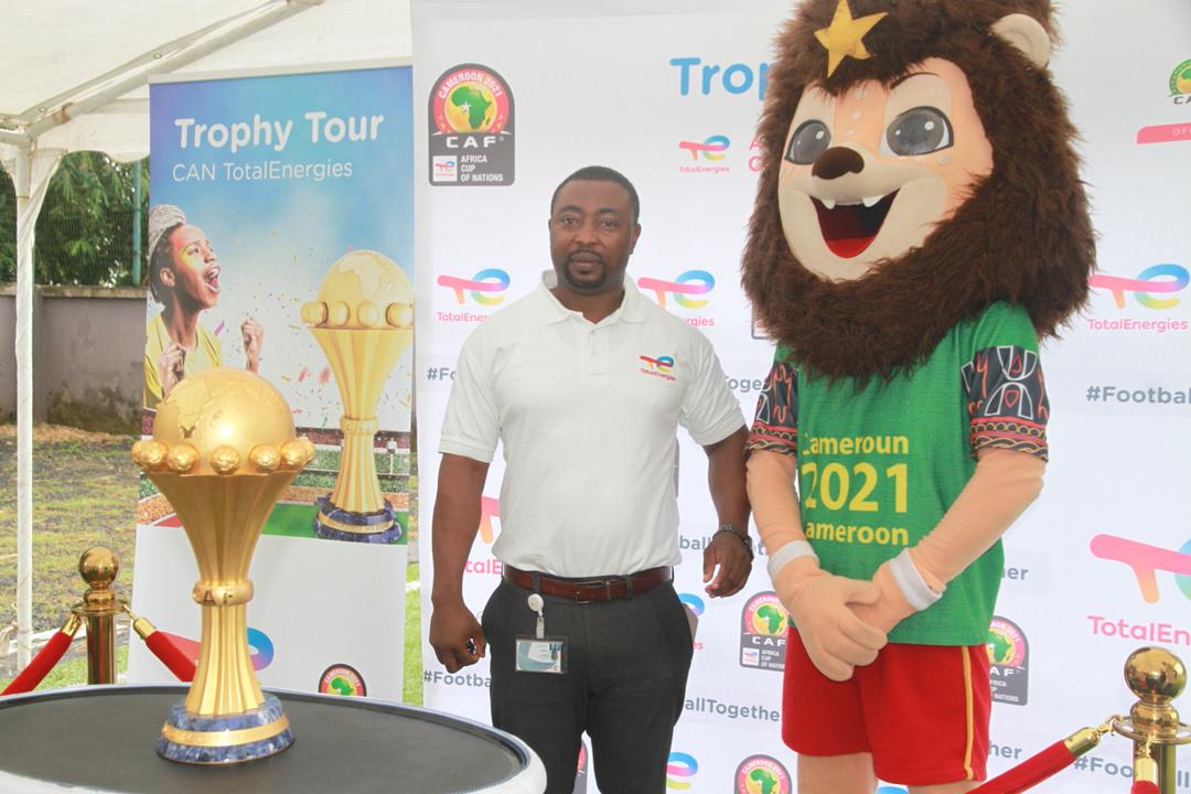 FelixFokoua's tweet photo. Le trophy tour est lancé. MOLA accompagne le trophée lors de ces présentations dans divers pays africains ⚡ https://t.co/ZI21sK0Efh
