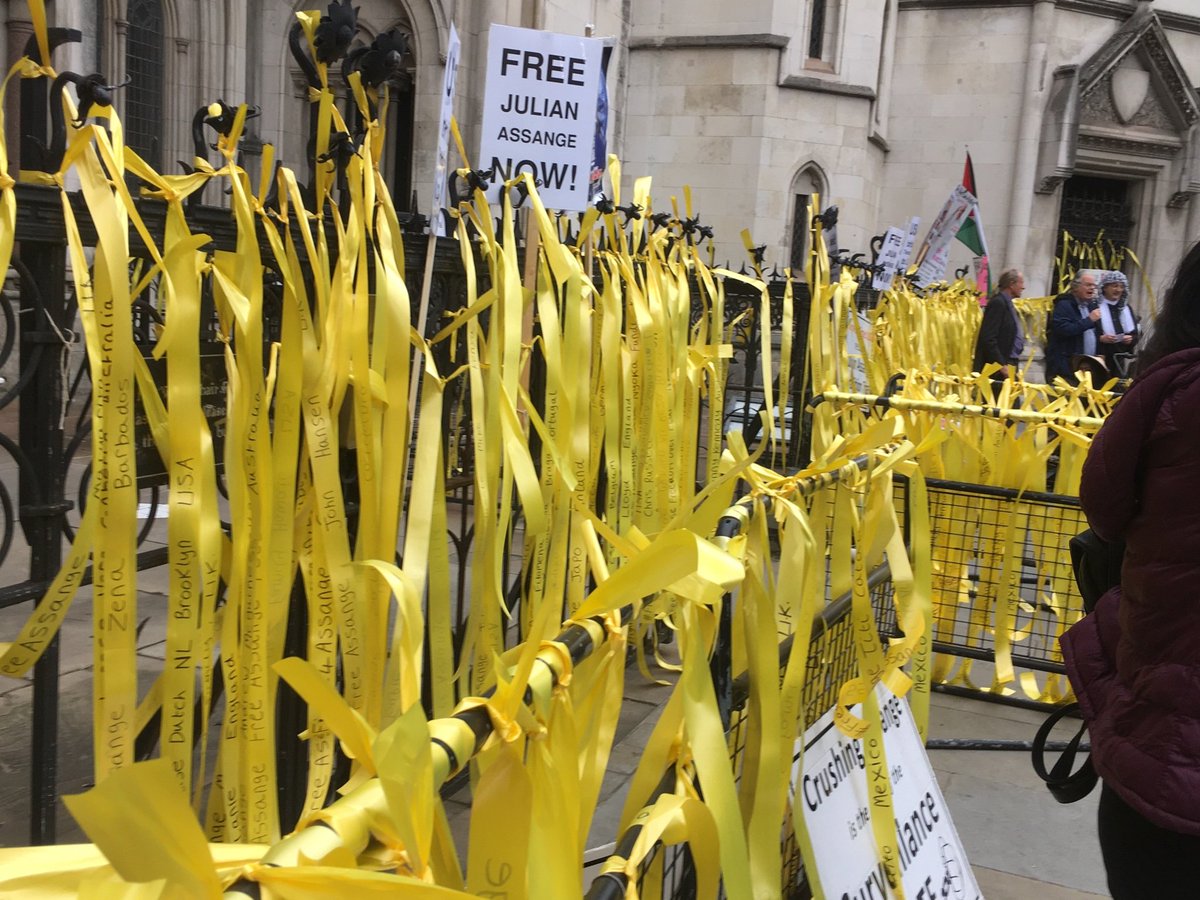 Thousands of yellow #Ribbons4Assange from 67 countries fly outside the London  Courts hearing the US Extradition Appeal

Reminding Govts #TheWorldIsWatching

Thanks to all contributors, helpers & organizer extraordinaire @TRUMANHUMAN2020 for a spectacular #FreeAssange protest!