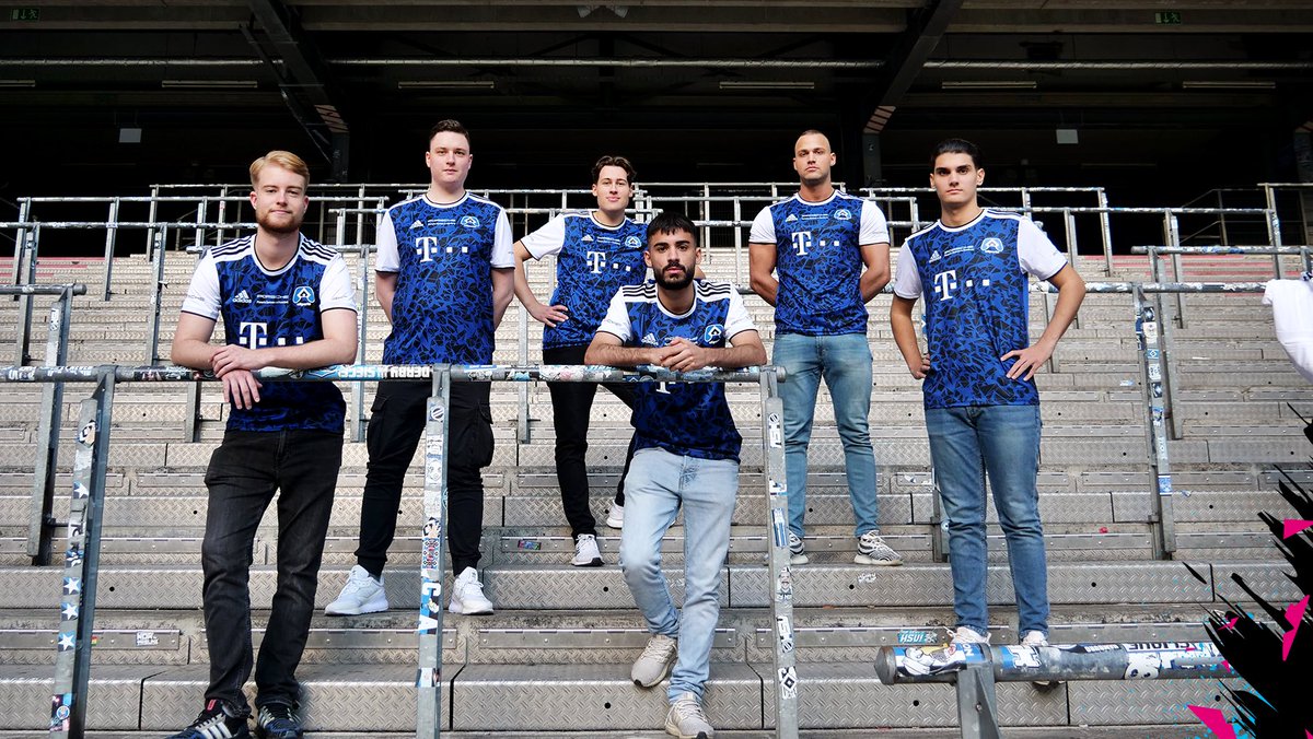 Das ist unsere #eZwote für die Saison 21/22! 🎮🔷
Am Sonnabend startet für unser Nachwuchsteam die Mission, die Hamburger Meisterschaft im #eFootball zu verteidigen. 🔥💪

Zum ausführlichen Bericht 👉 bit.ly/HSV0043 

#HSVeSports #eRothosen #nurderHSV