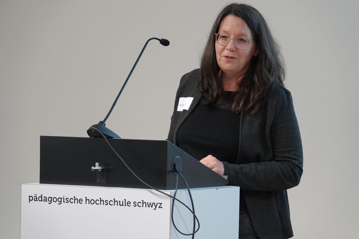 PHSchwyz's tweet photo. «Gesunde Lehrkräfte in gesunden Schulen – Eine Einführung»: Eindrücke aus der Buchvernissage mit den Autorinnen und Autoren @AnitaSandmeier und @silvio_herzog, #PHSZ und Benita Affolter, PHTG. Infos: https://t.co/ZqYPFrzO3z https://t.co/x5K1bS4k6X
